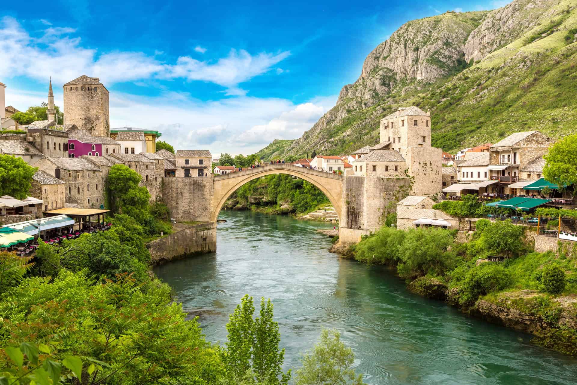 Le célèbre pont de Mostar surplombant la rivière Neretva en Bosnie-Herzégovine