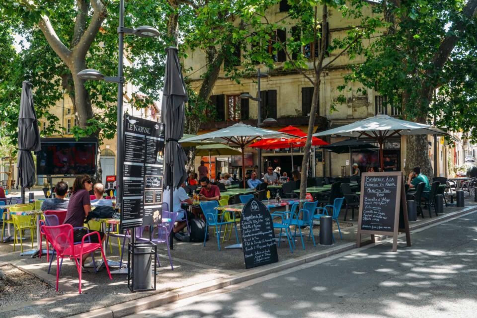 Table dressée dans un restaurant provençal avec des plats typiques de la région