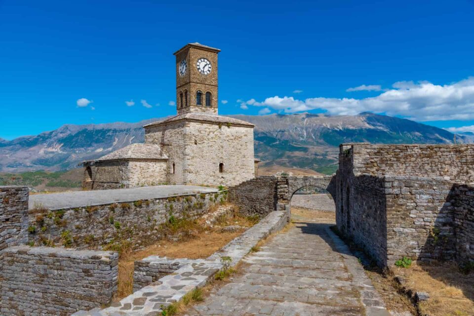 La citadelle médiévale surplombant la ville de Gjirokastra en Albanie