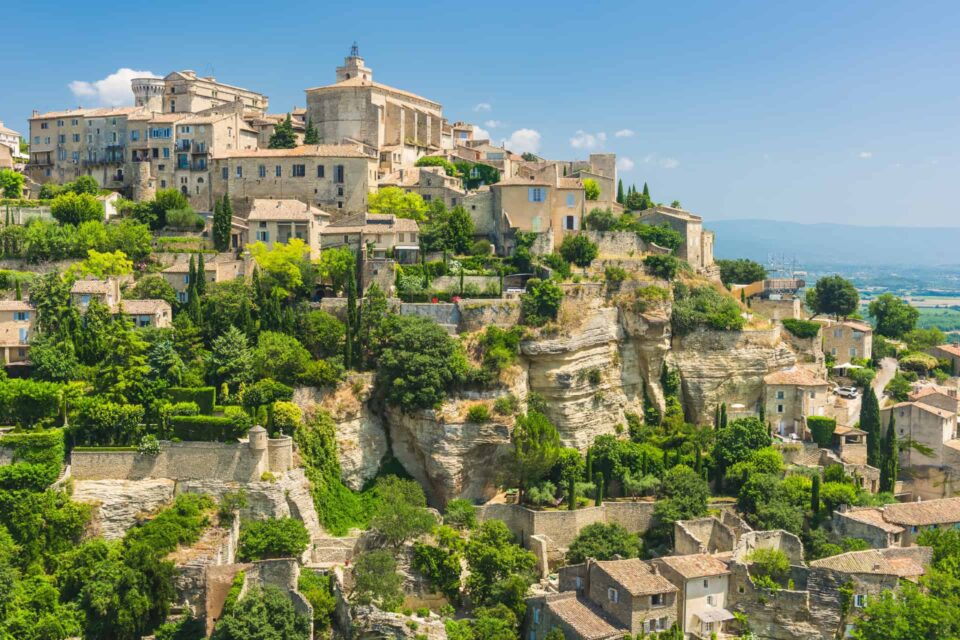 Vue panoramique de Gordes, village perché du Luberon avec ses maisons en pierre dorée