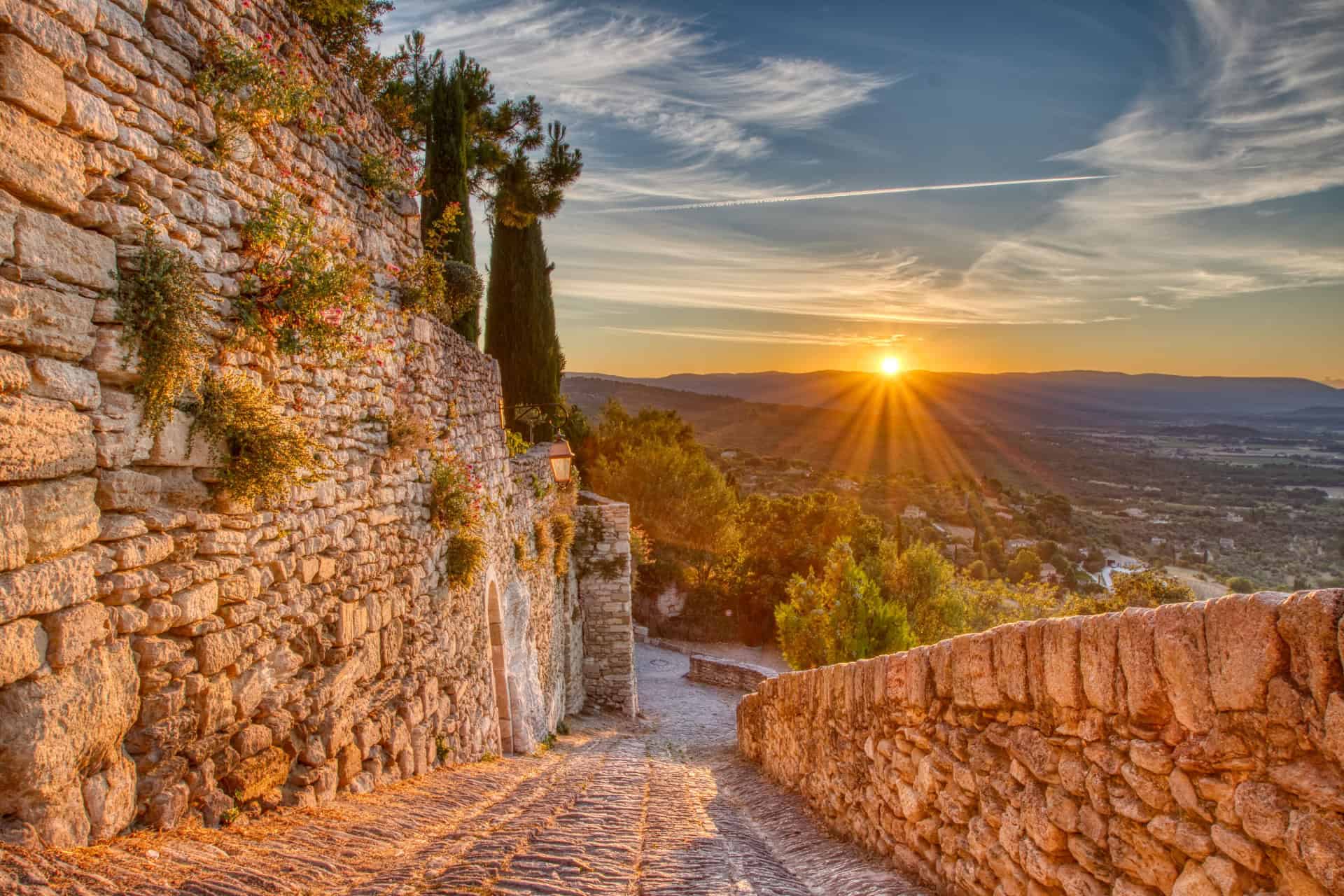 Vue panoramique d'un village provençal perché sur une colline