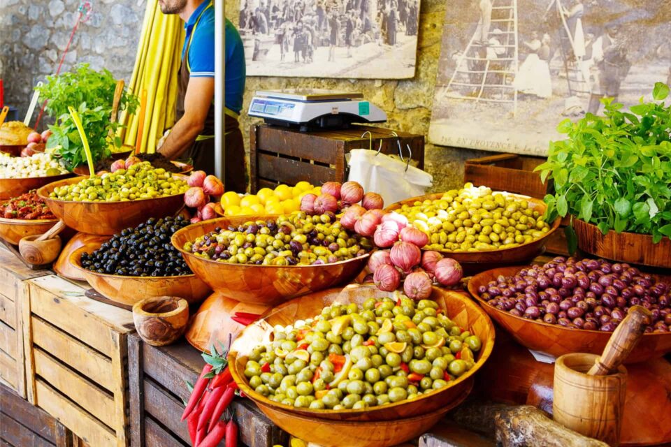 Marché provençal coloré avec des étals de fruits et légumes locaux