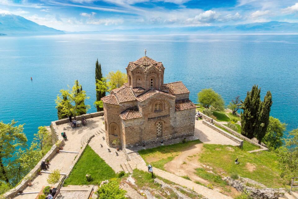 Vue panoramique du lac Ohrid et de la vieille ville d'Ohrid en Macédoine du Nord