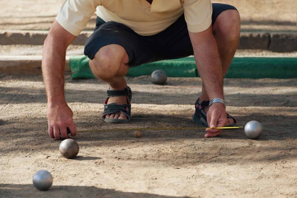 Partie de pétanque sur une place de village provençal typique