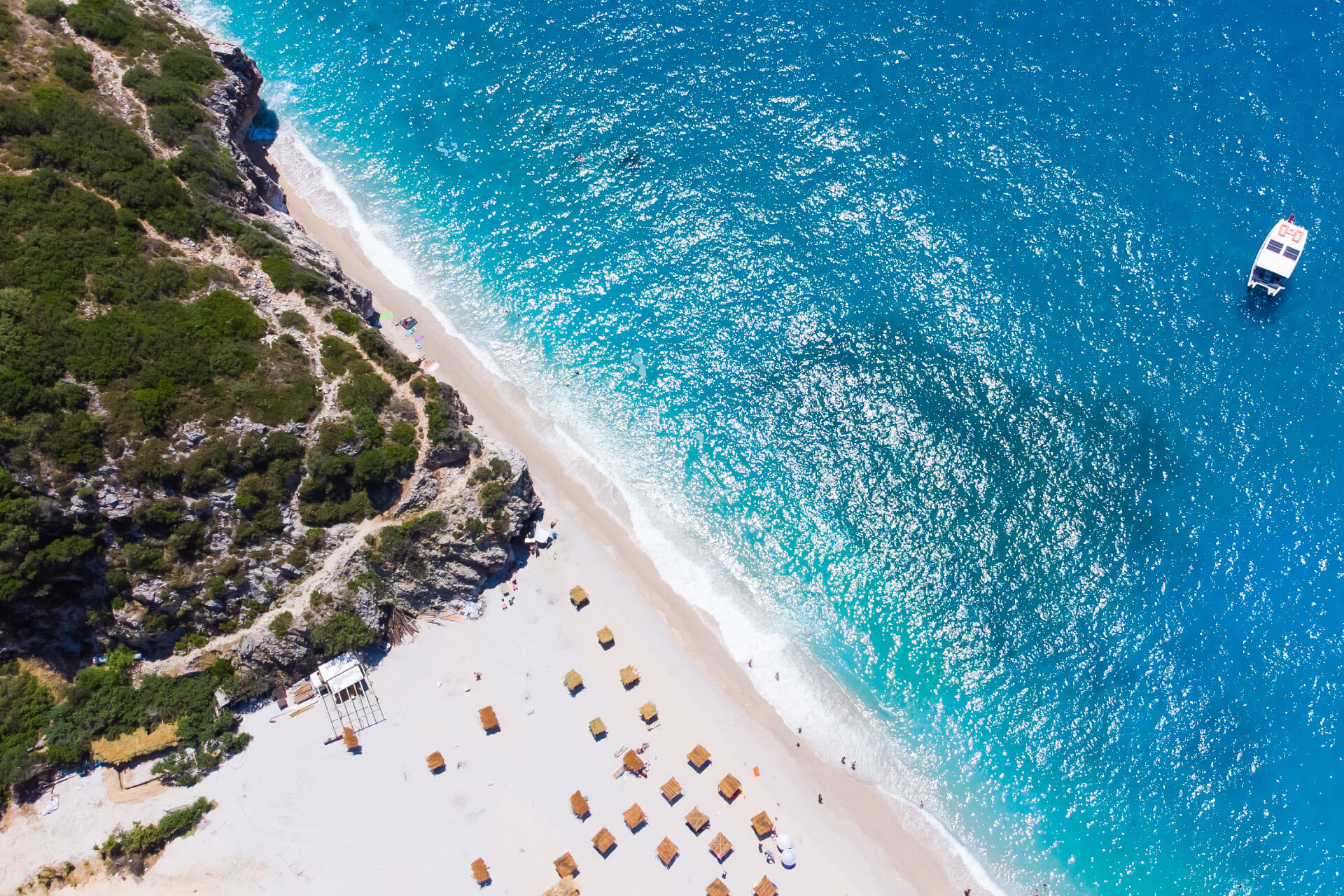 Voyager en Albanie : plage sauvage et mer turquoise